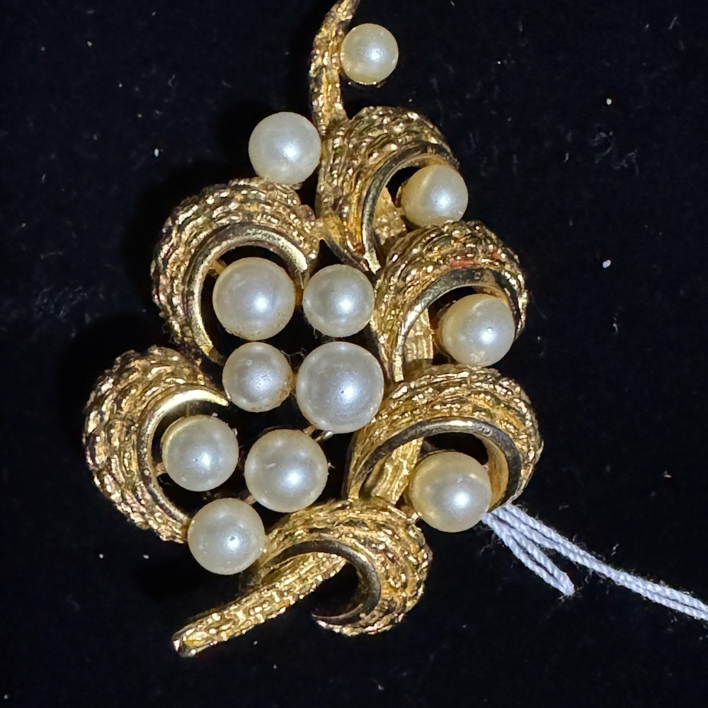 Vintage CROWN TRIFARI Signed Gold Plated & Faux Pearl Stylized Pin Brooch